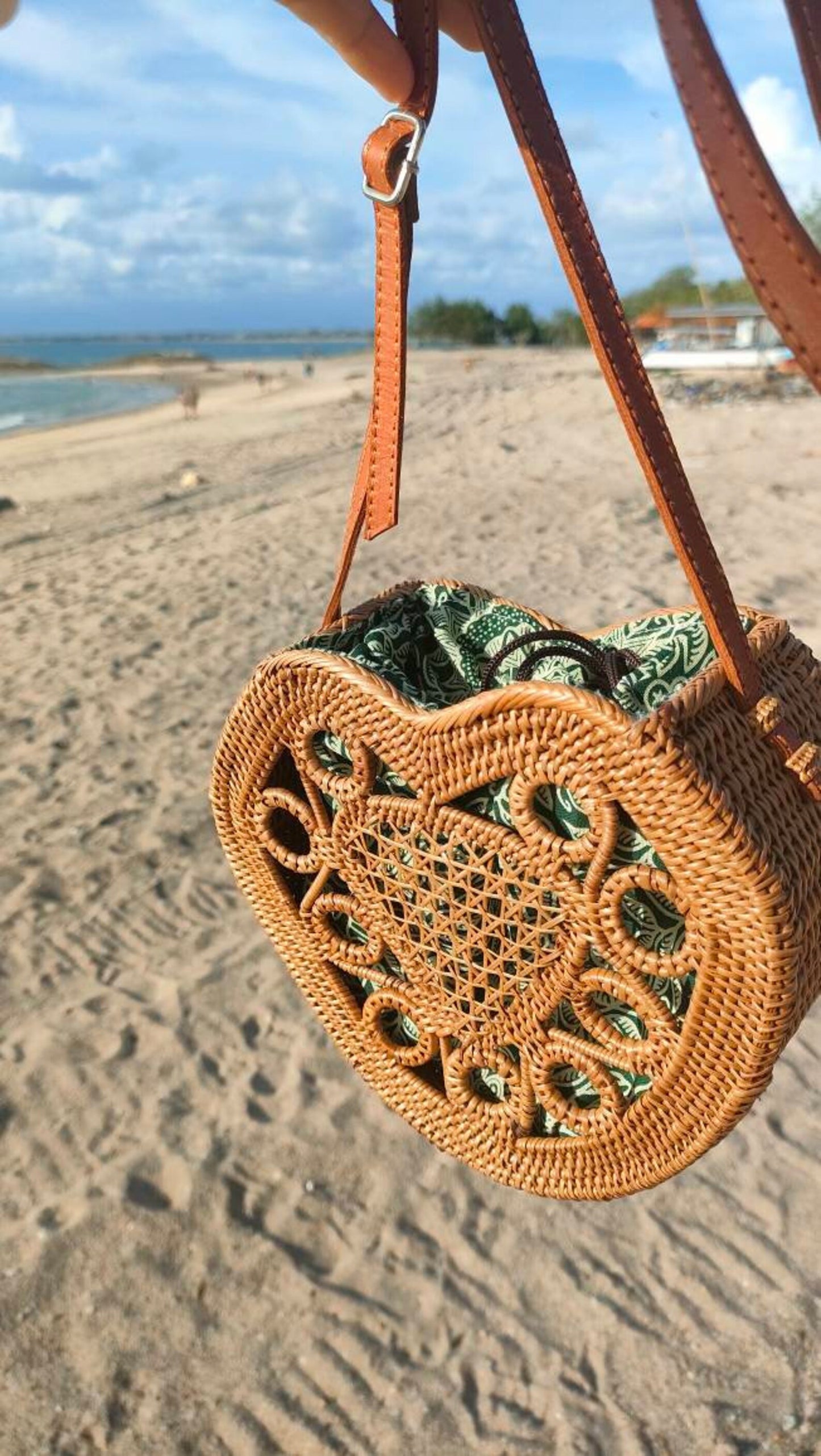 Love Shape Crossbody Rattan Bag