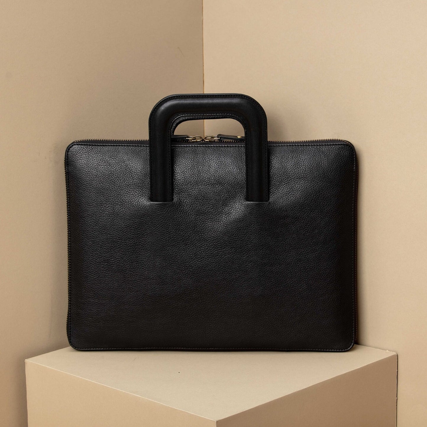 Lederne Laptoptasche mit Griffen, Dokumentenfach und Laptopbereich. Aus Vollnarbenleder gefertigt mit Innentaschen und Stifthalter.