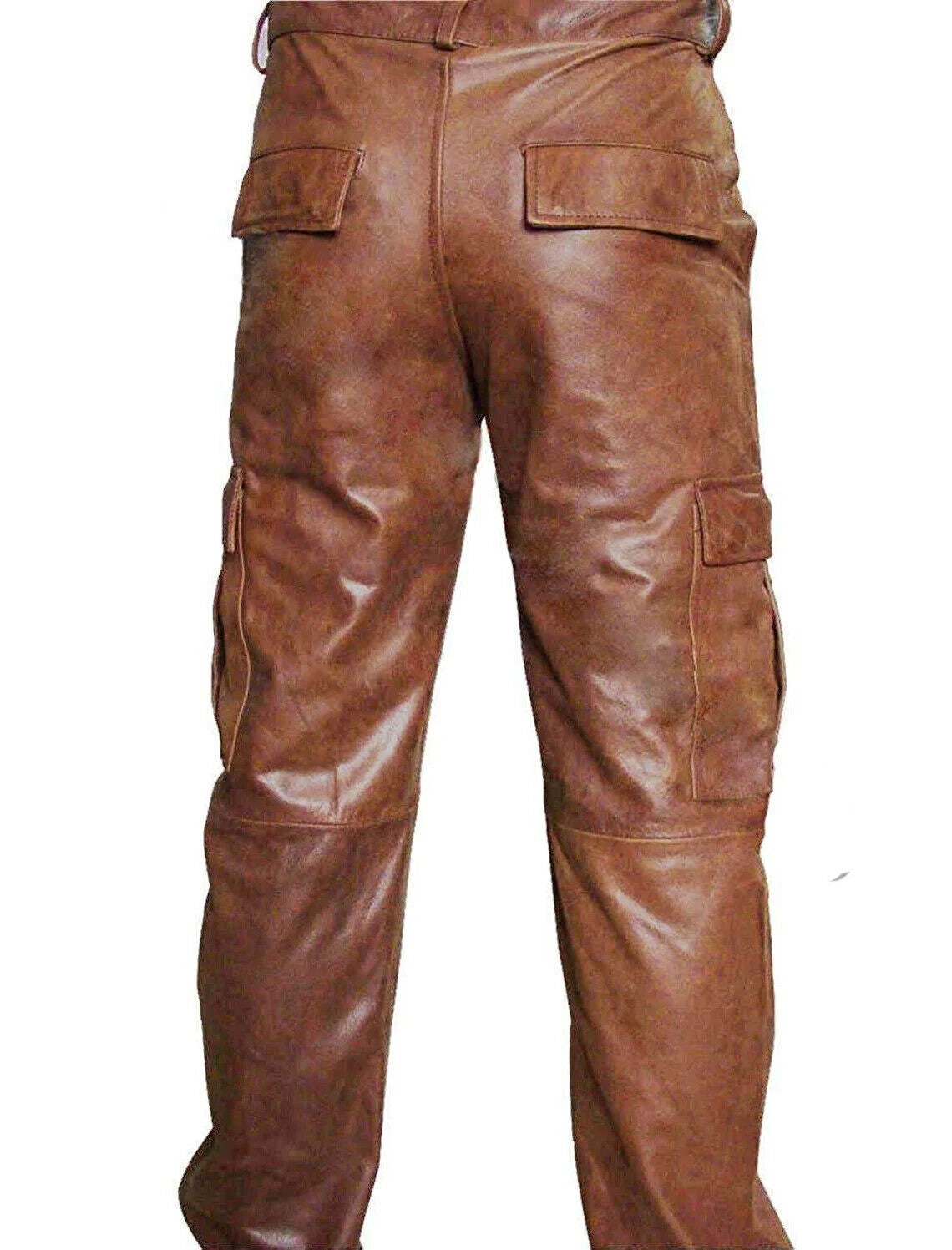 男らしさを引き立てるヴィンテージブラウンレザーカーゴパンツ。上質な天然革と多用途ポケットで日常から特別な場まで対応。