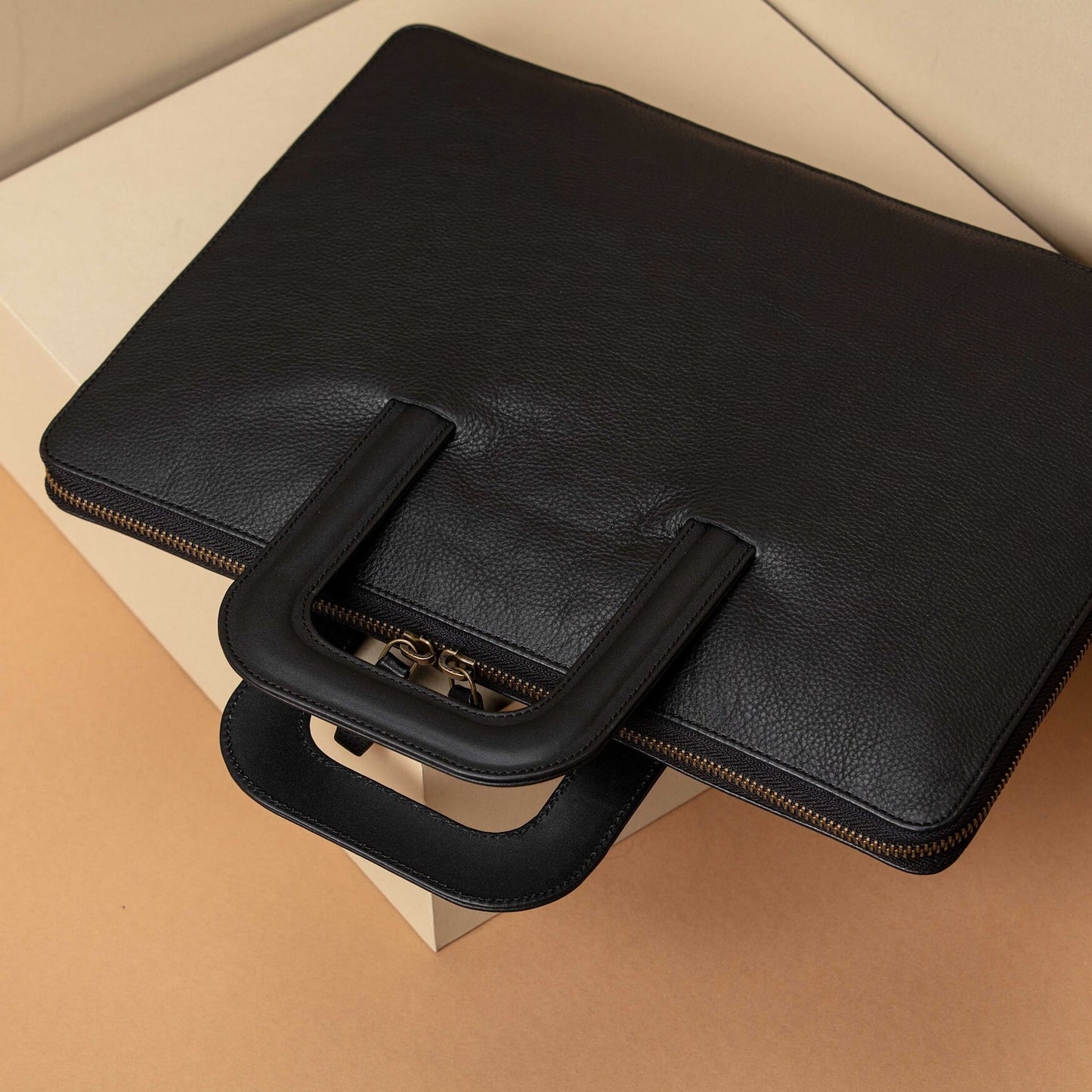 Vollnarbenleder Laptoptasche mit integriertem Dokumentenfach, Stifteschlaufen und gewebtem Innenfutter. Robustes Design für den Arbeitsalltag.