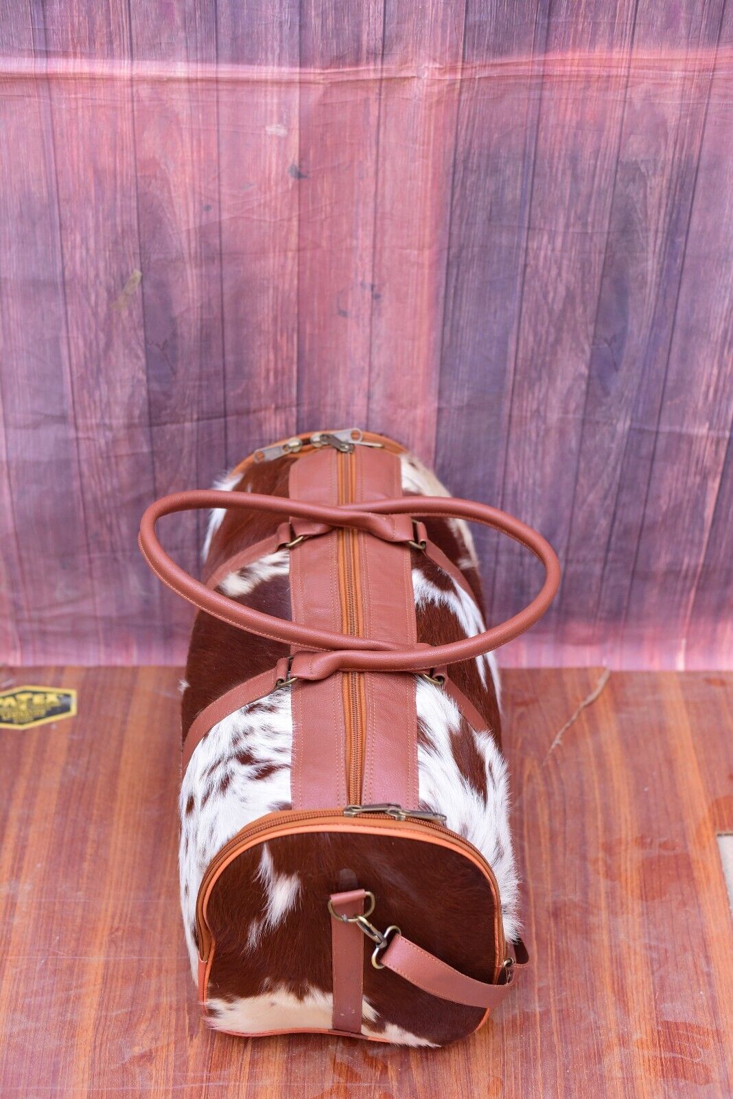 Genuine cowhide duffle bag for your travels. Practical and durable.