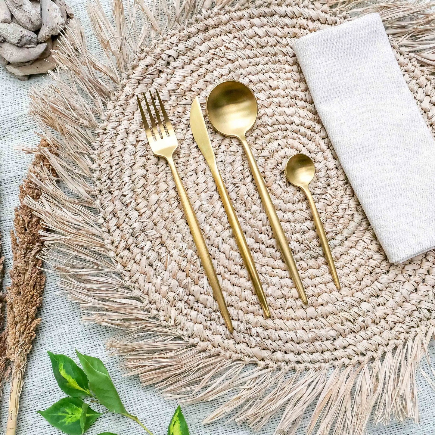 Stainless steel cutlery set polished in gold