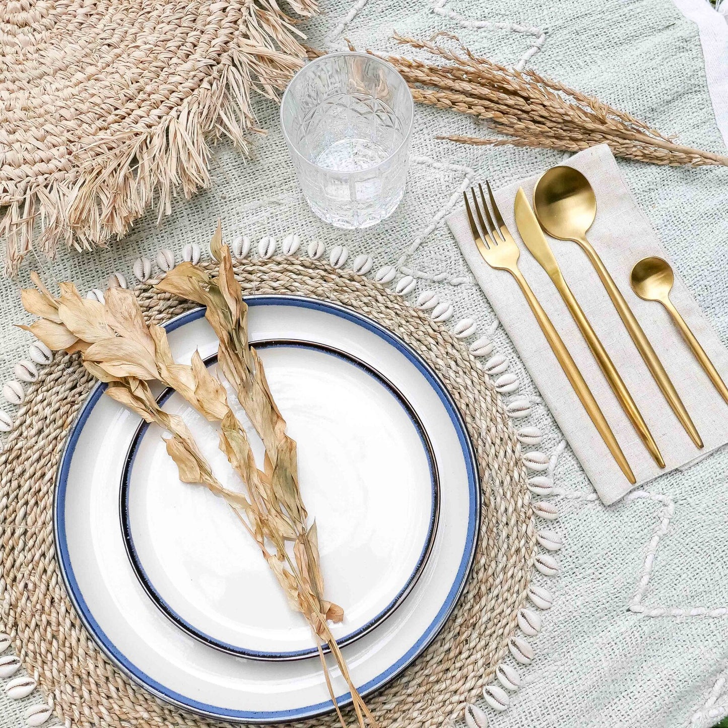 Stainless steel cutlery set polished in gold