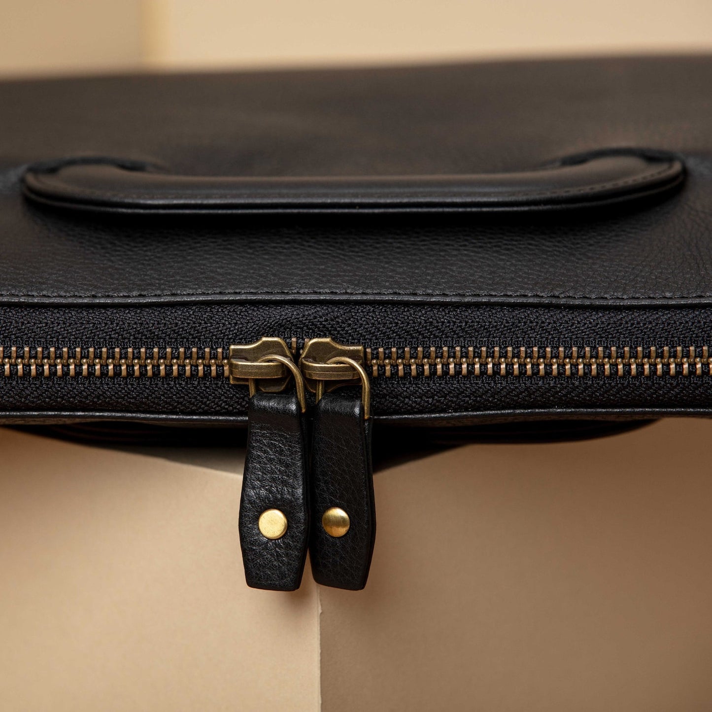 Leder-Dokumententasche mit Laptopfach, gewebtem Innenraum, Stifthalter und herausziehbaren Griffen. Kompakt und funktional für unterwegs.