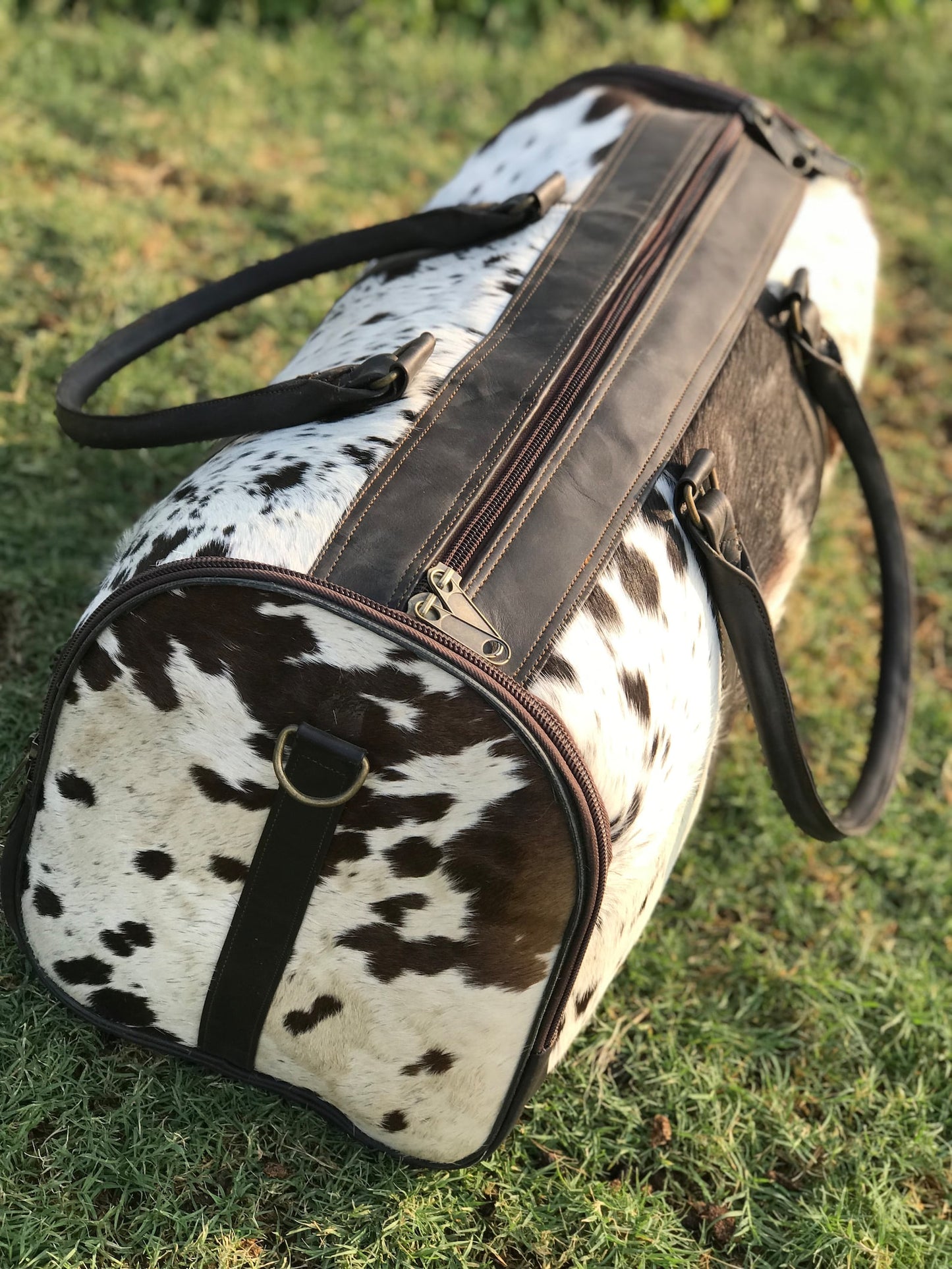  Pack like a pro with our rugged cowhide duffle bag. Crafted for durability and designed for convenience, it's the ultimate travel companion.