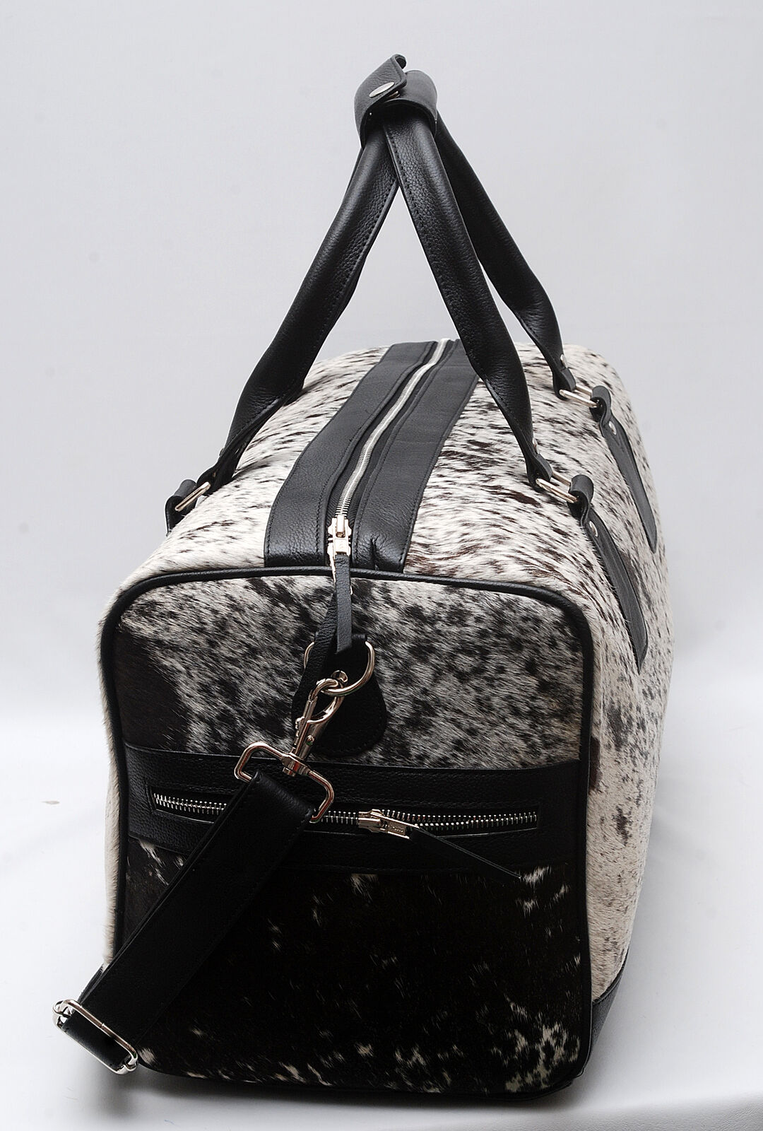 Make a statement at the gym with this cow skin gym bag, a perfect balance of functionality and impeccable design for the active individual.