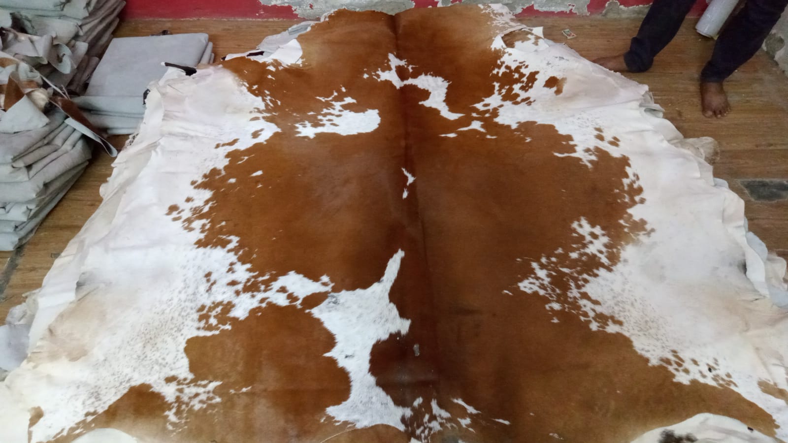 Introduce an element of rustic charm into your home decor with our range of beautifully patterned brown and white cowhide rugs that radiate natural luxury.