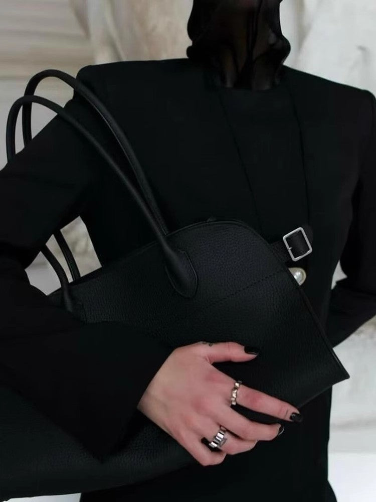ビジネスからカジュアルまで対応する女性用レザートートバッグ。高品質素材で長く愛用可能。