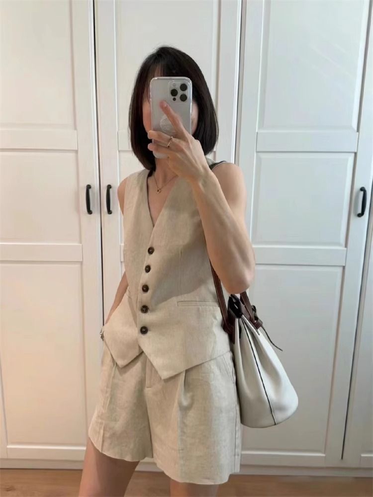 Women's Sleeveless Vest And Pocketed Shorts
