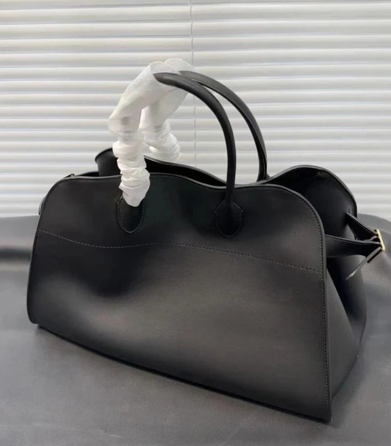 上質な革を使用したレザーショルダーバッグやレザートートバッグで長く愛用できる逸品。