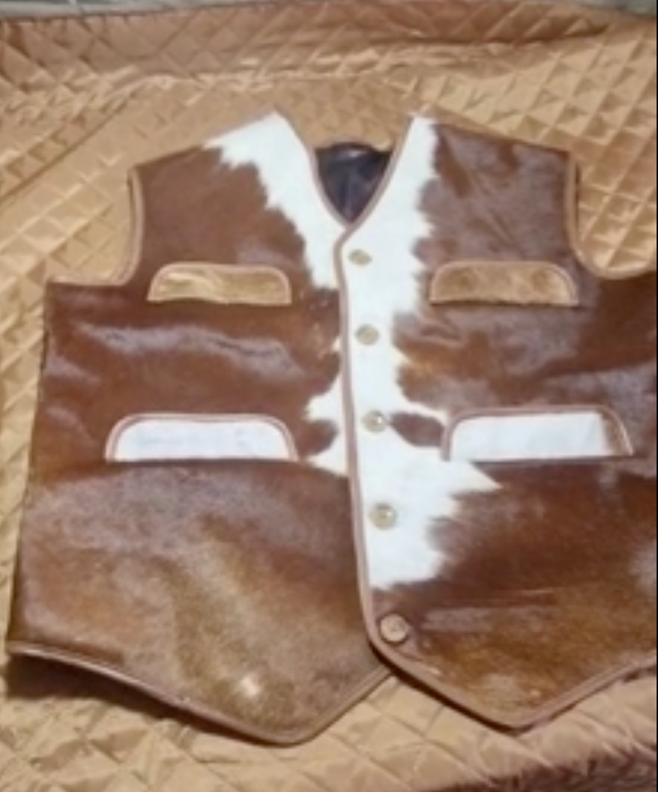 Men’s hair-on cowhide leather vest with authentic brown and white hide pattern. Western waistcoat with comfortable lining and functional pockets for true cowboy style.