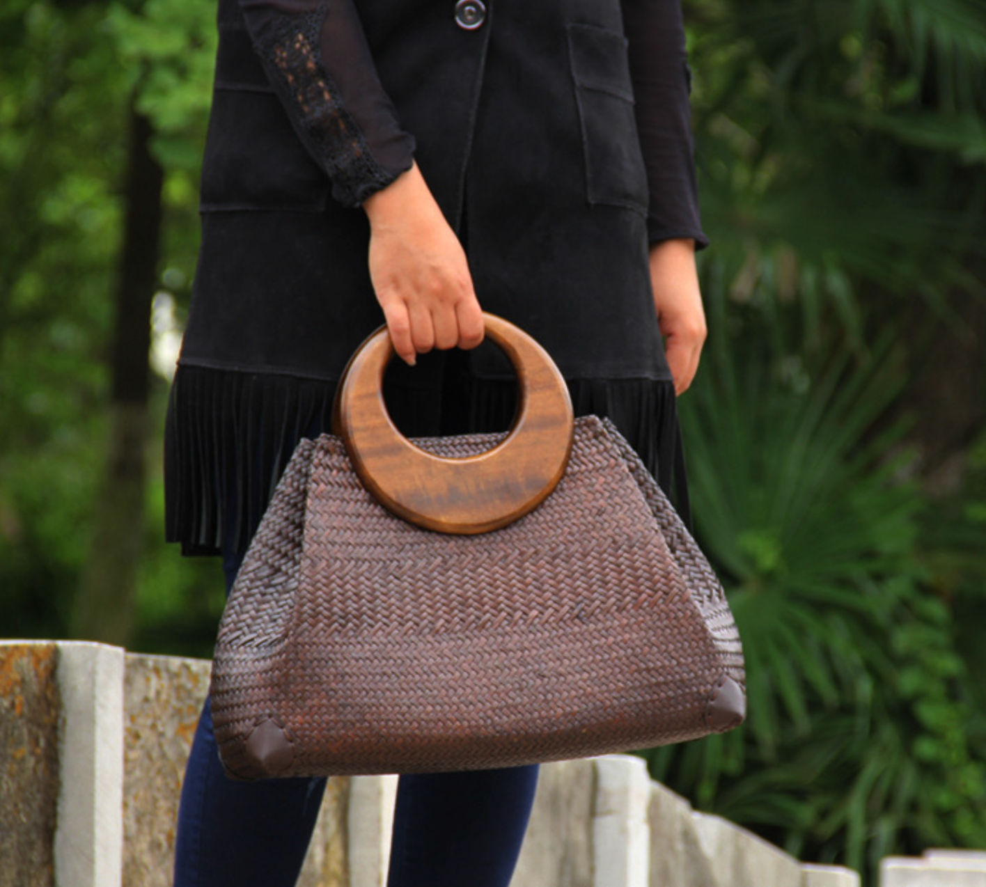 Women Straw Woven Handbag with Wooden Round Handle