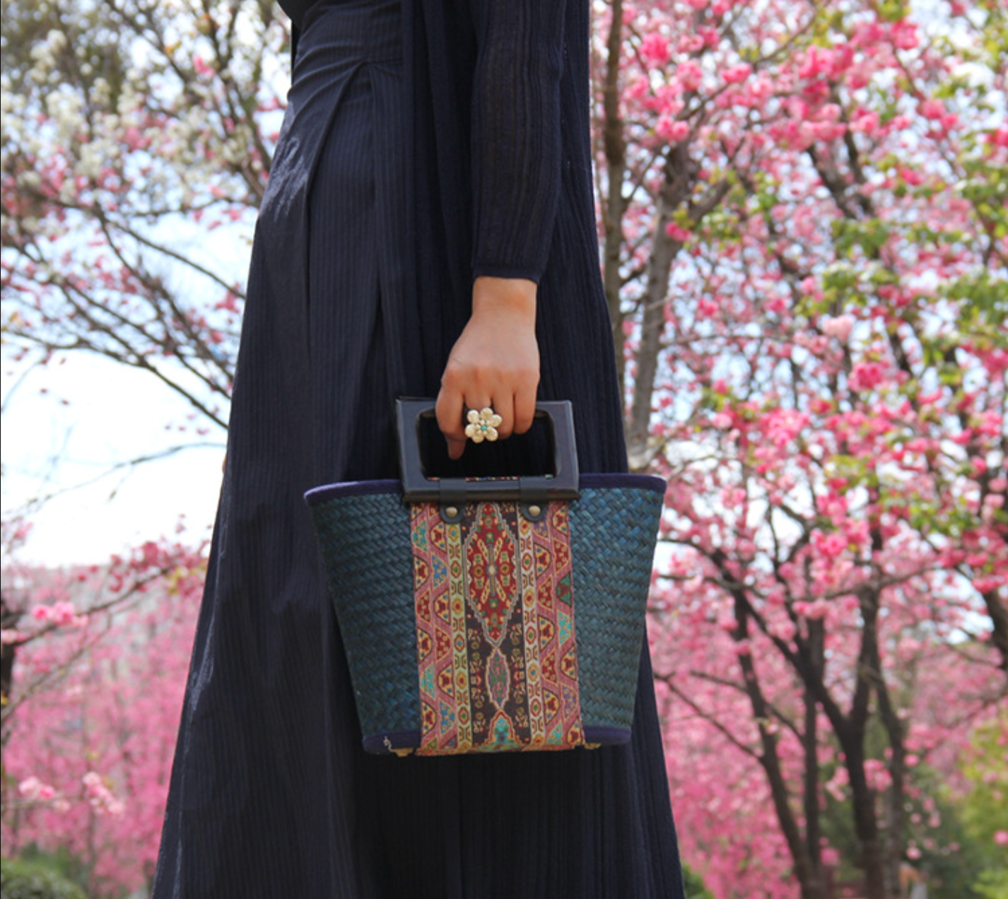 Retro Woven Women’s Rattan Straw Handbag with Wooden Handle