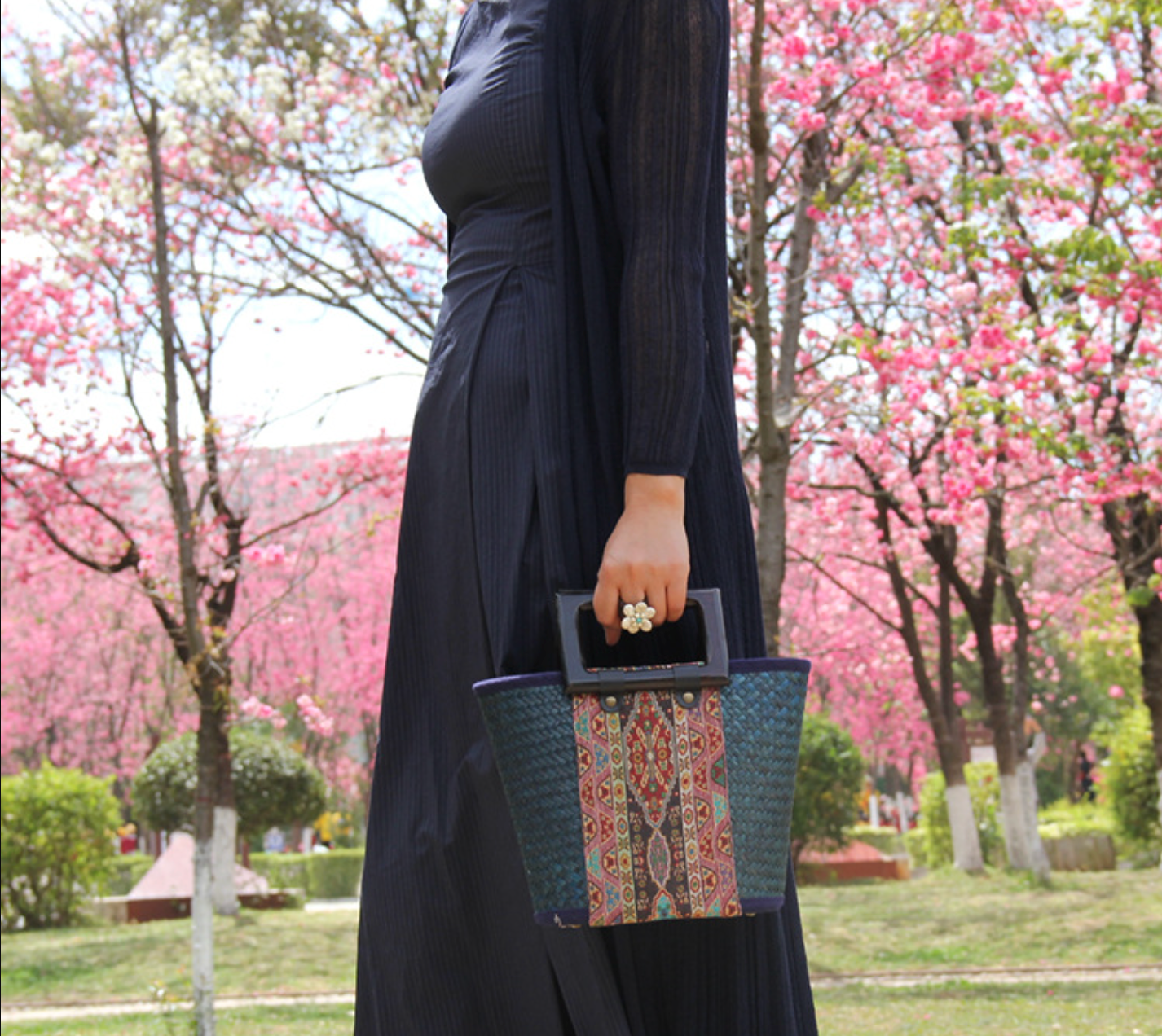 Retro Woven Women’s Rattan Straw Handbag with Wooden Handle