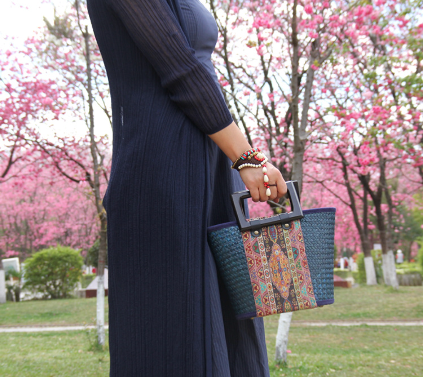 Retro Woven Women’s Rattan Straw Handbag with Wooden Handle