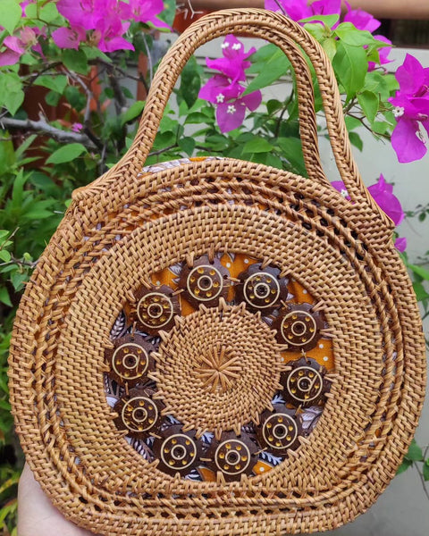 Round rattan bag with handle