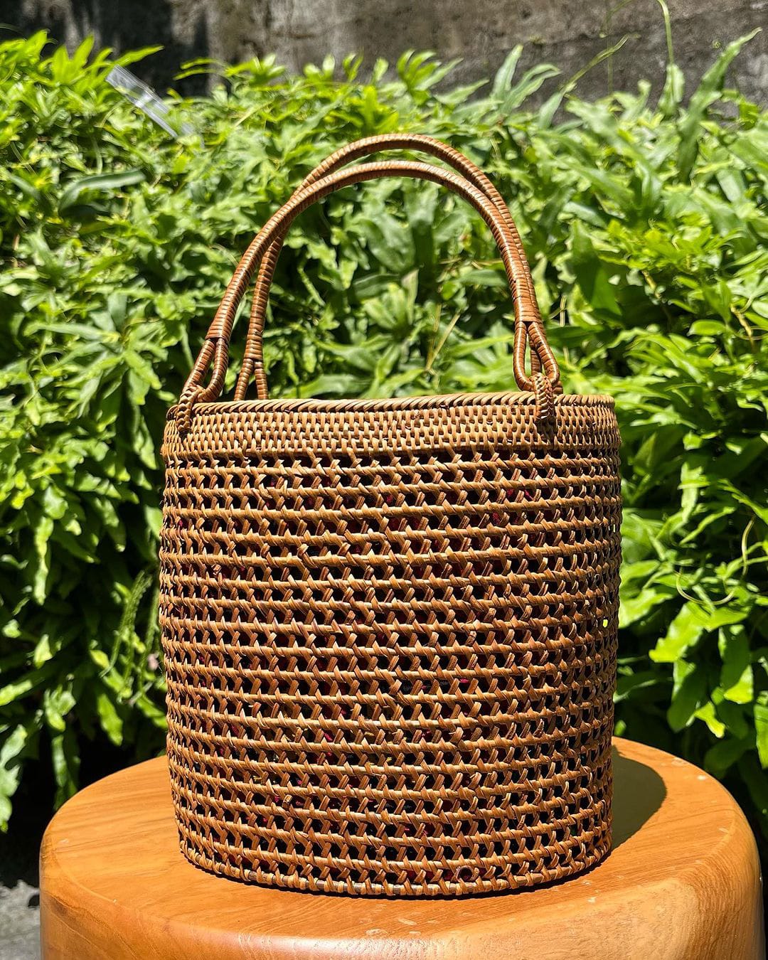 Handgemachte Rattan-Tasche mit Batikfutter – ideal als Sommer Strandtasche oder luftige Alltagstasche.