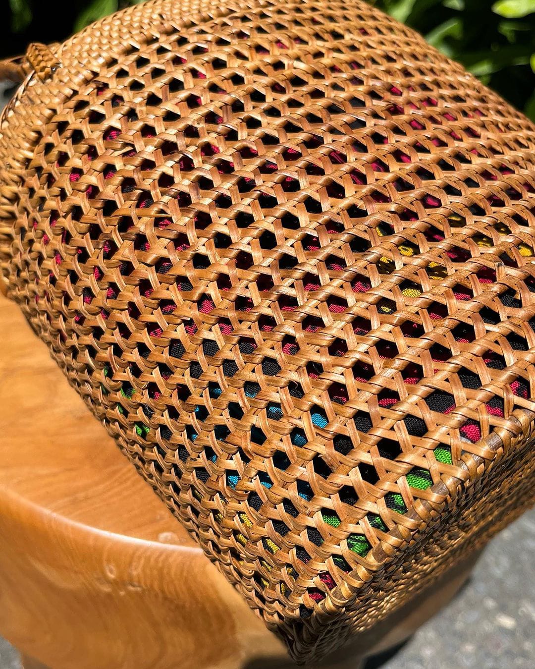 Sommerliche Rattan Tasche mit Batikstoff und Kordelzug – ideal für Urlaub, Strand und Stadtbummel.