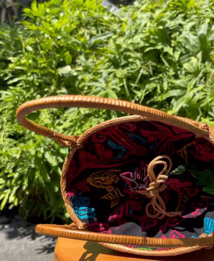 Rattan Bucket Bag mit Ledergriffen und farbigem Innenfutter – perfekter Begleiter für sonnige Tage.