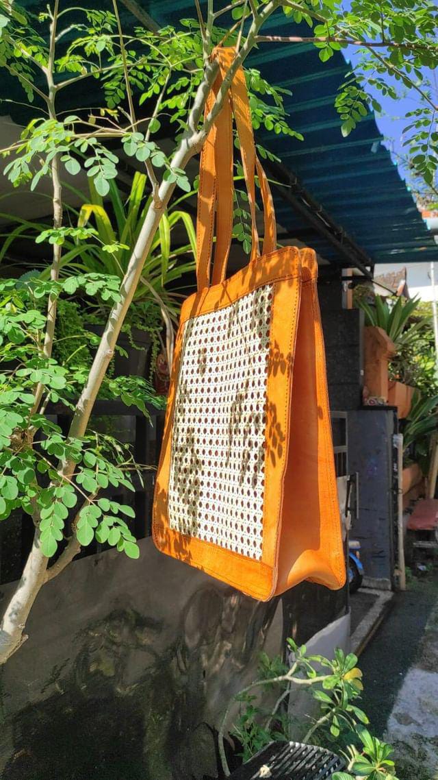 Wicker beach bag meets classic leather tote—carry your essentials in a unique rattan shoulder bag for effortless summer wear.