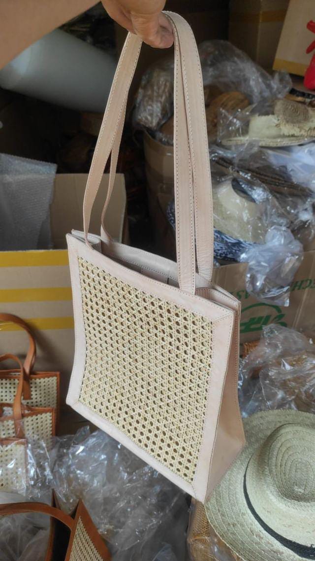 Handwoven bali purse with suede lining and interior pocket. This rattan handbag brings together relaxed style and functional carry.