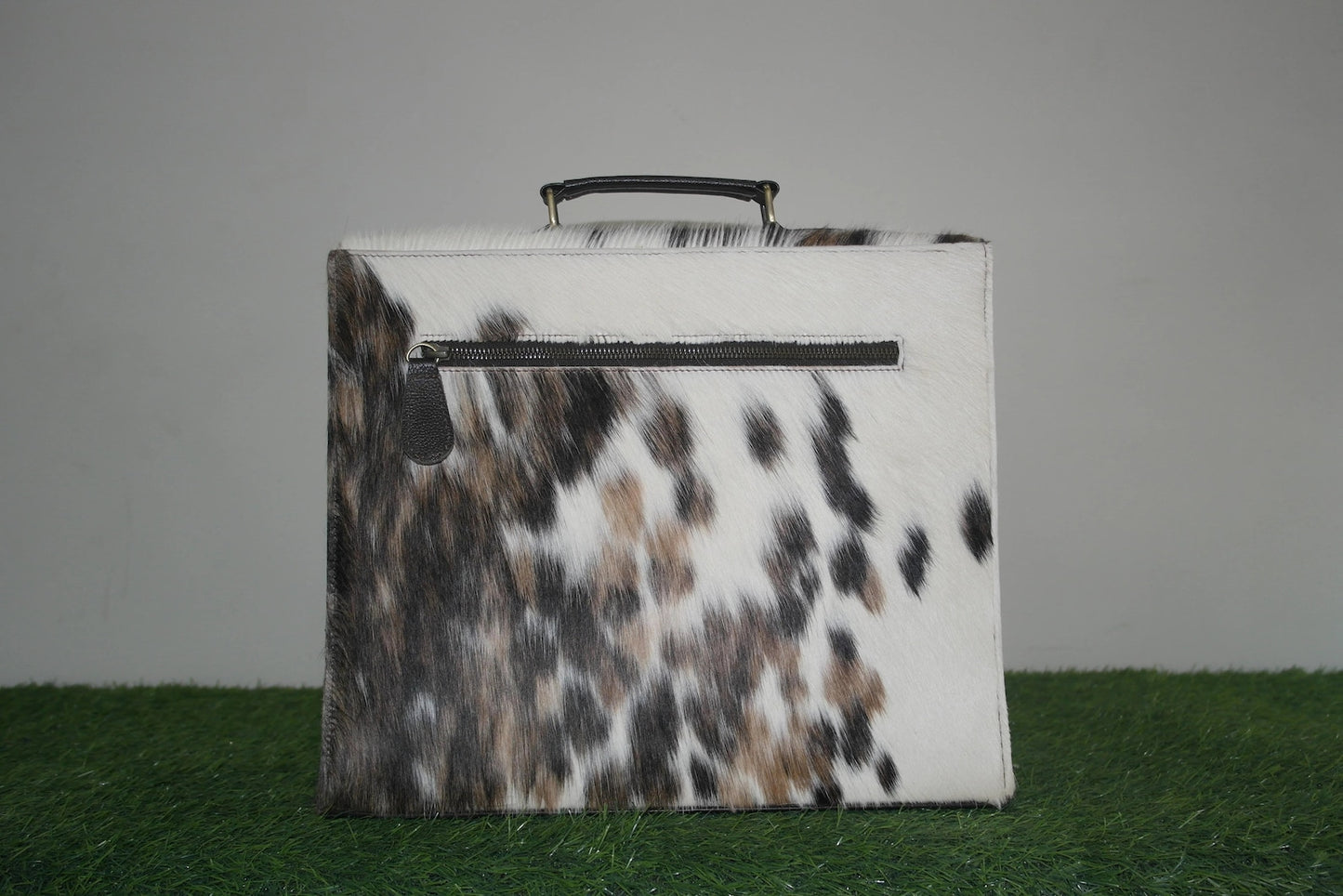 This cowhide briefcase offers a refined way to keep things organized. With a well-structured design and a quality feel, it’s a fitting choice for work or travel.