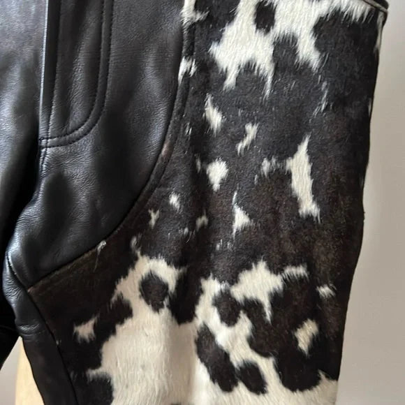 These trousers feature a combination of cowhide fur and leather, adding depth to their look. A textured design that stands out in any setting.