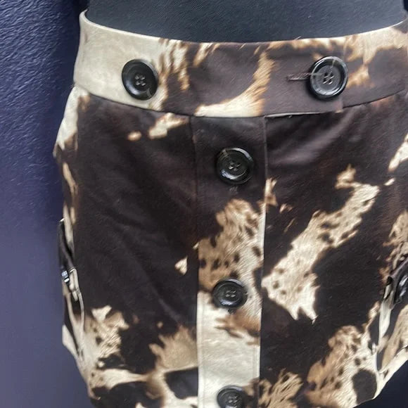 Bring cow girl charm to your outfit with this mini skirt. A nod to country life and western fashion, this piece is perfect for southern-inspired looks.