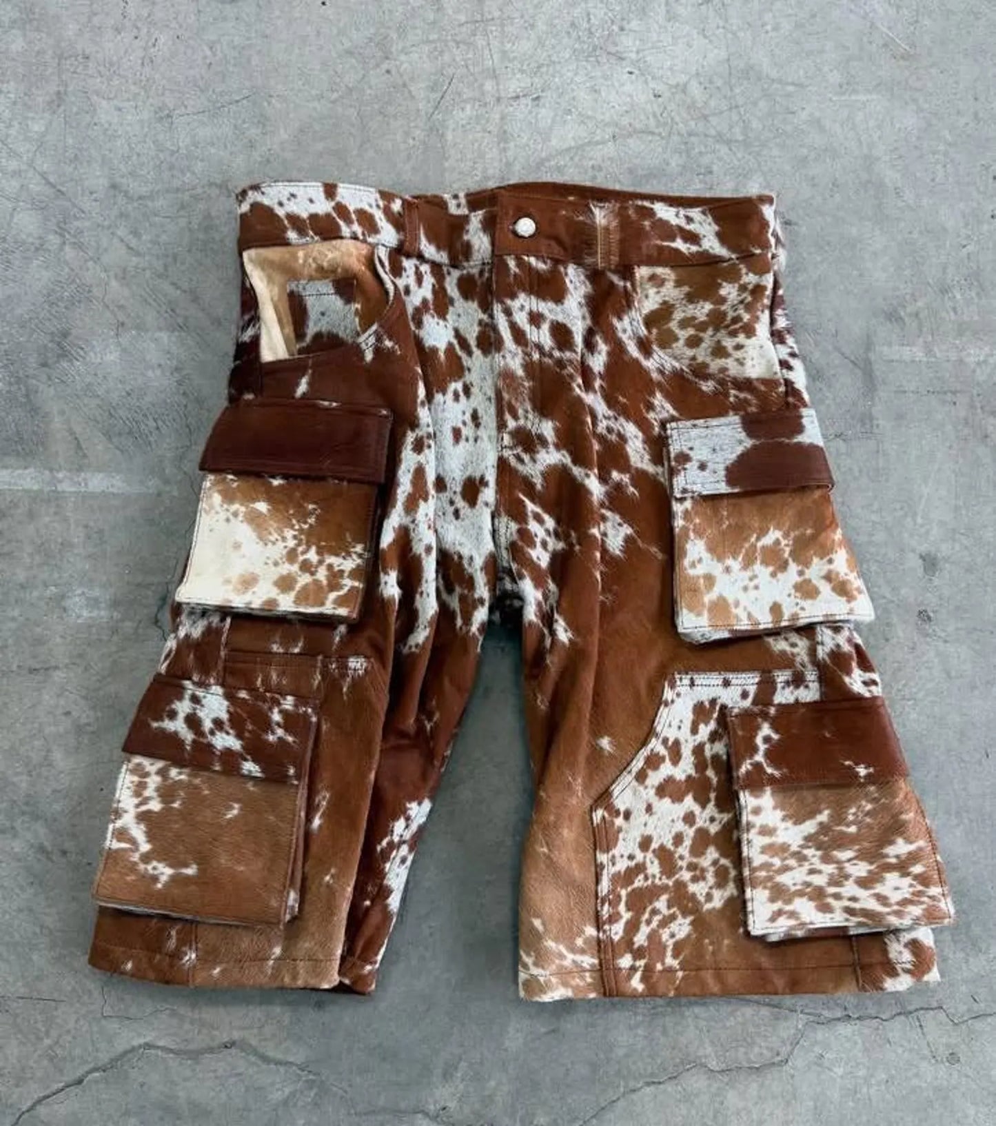 Lædershorts med koskindsmønster og rummelige lommer. Designet til dem, der ønsker stil med kant og autenticitet.