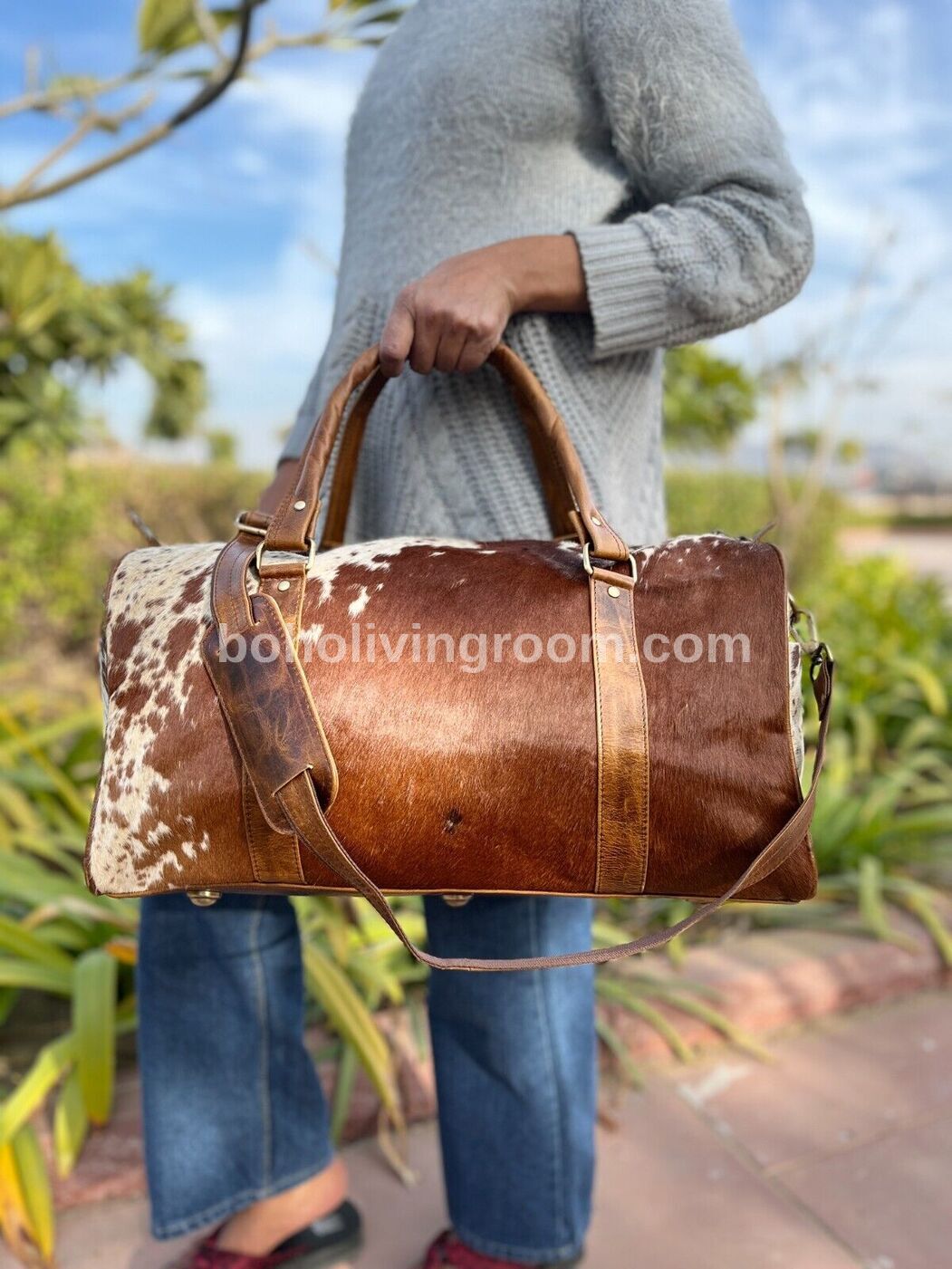 Built to last: The durable construction and quality materials ensure that your cowhide bag can withstand the rigors of travel.