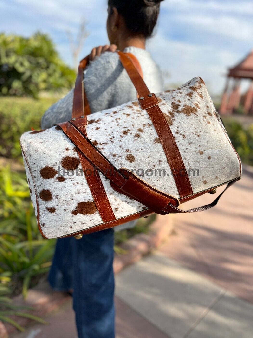 Make a statement with a durable cow hide duffle bag, your perfect companion for all your journeys.