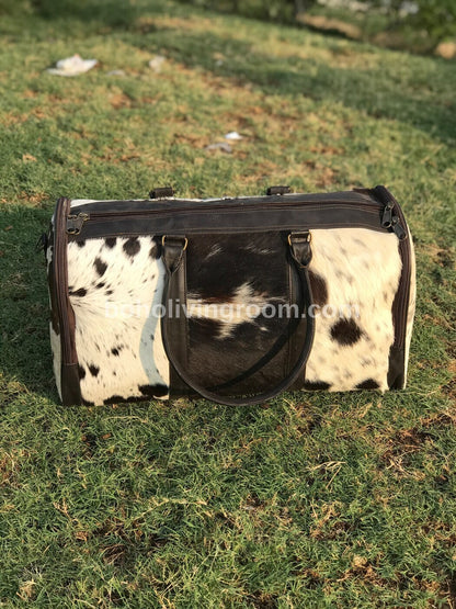  Hit the road in style with our premium cowhide duffle bag. Roomy, durable, and oh-so-chic, it's the perfect travel accessory..