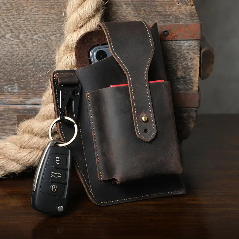 Stay organized with this leather wallet holster pouch. A secure loop design holds your phone and essentials in place, making it a useful addition to your daily routine.