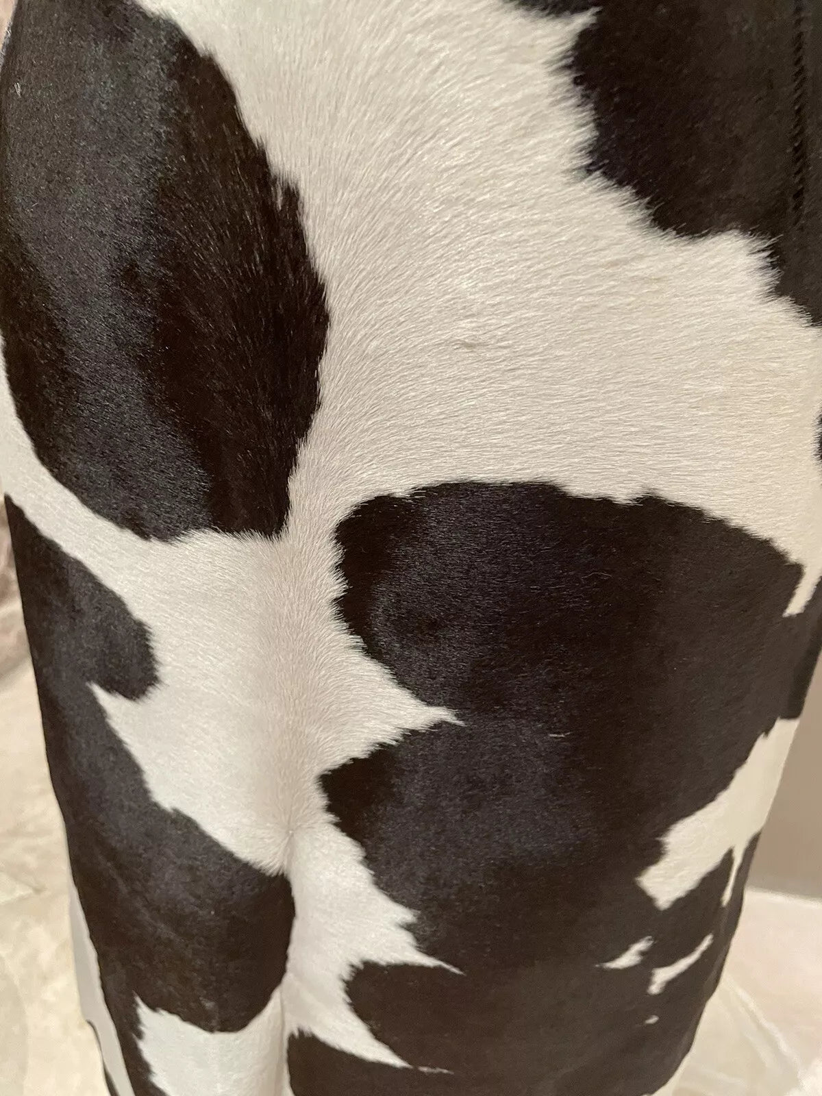 This cowhide skirt blends black and white for a true western-inspired look. A standout piece for those who love rodeo and cowgirl fashion.