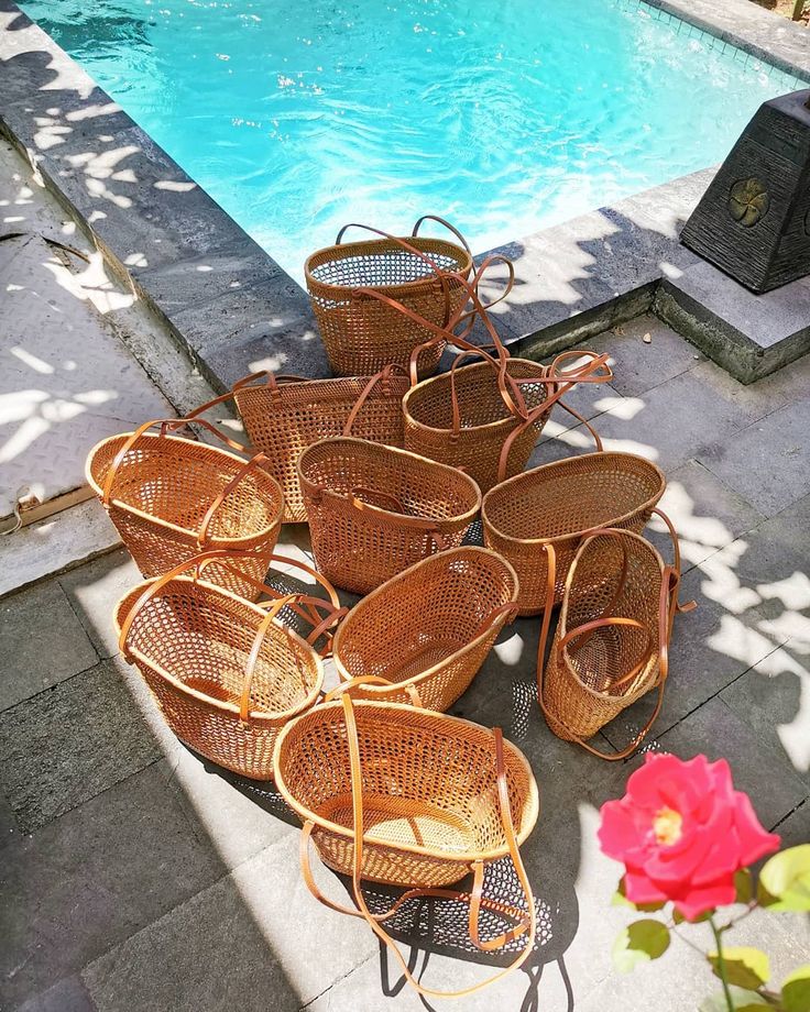 Boho Rattan Korbtasche aus Naturmaterialien mit braunen Ledergriffen für Freizeit und Urlaub.
