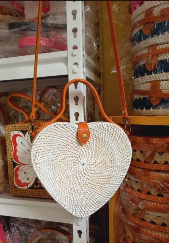 ハート型ラタンショルダーバッグ。手編みのアタ草使用、夏のビーチやリゾートコーデにぴったりの軽量デザイン。