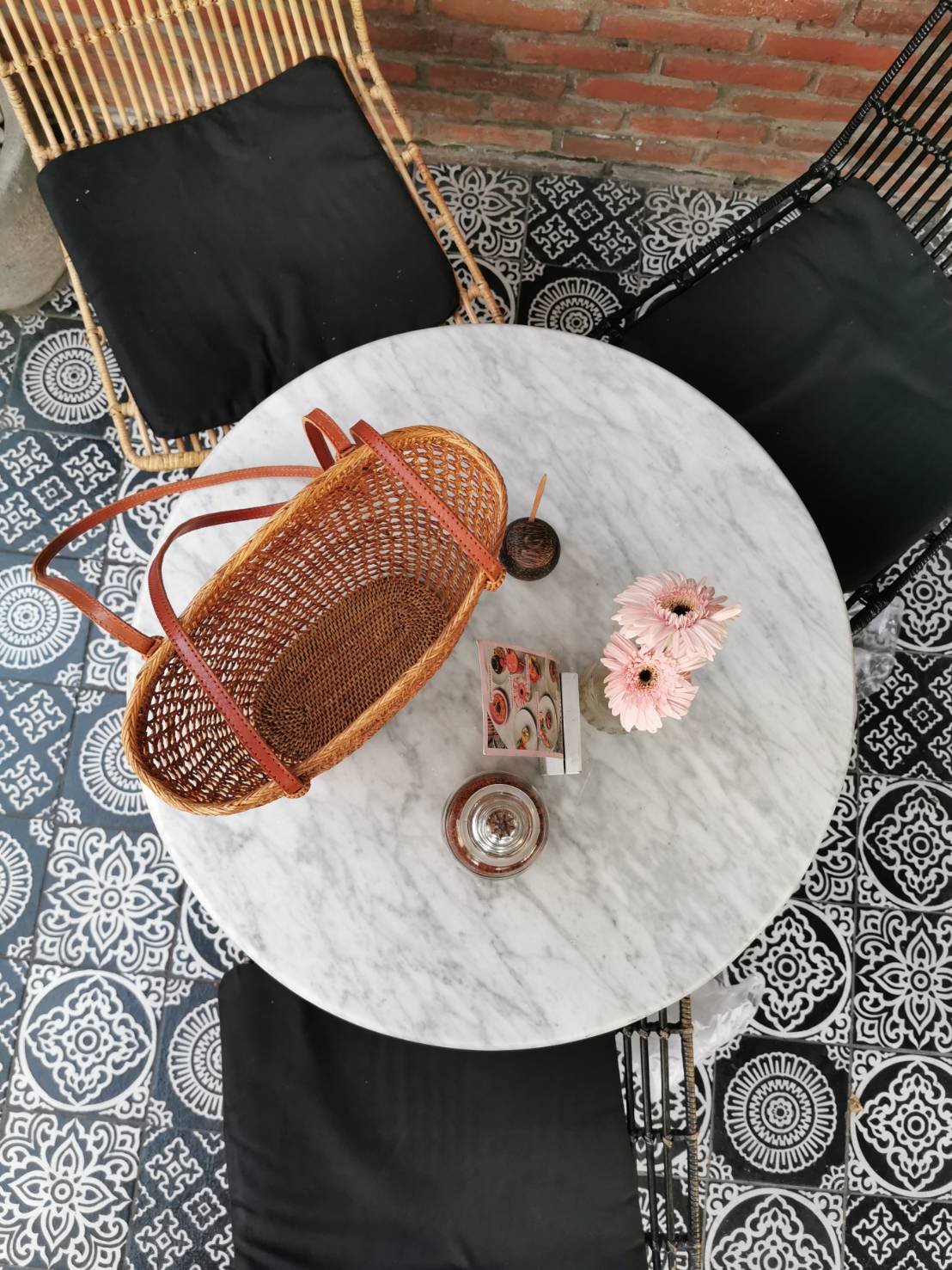 Rattan Korbtasche in Braun – natürliche Optik für entspannte Tage am Meer oder in der Stadt.