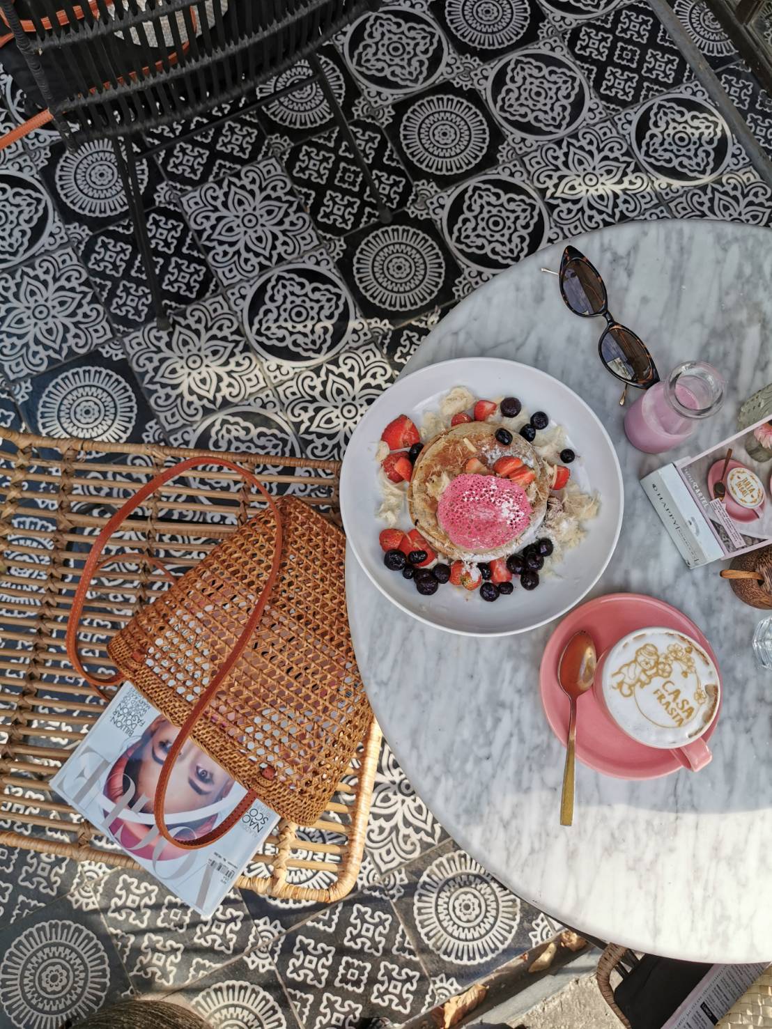 Rattan Umhängetasche mit offenem Design – geeignet für Bücher, Sonnencreme und mehr.