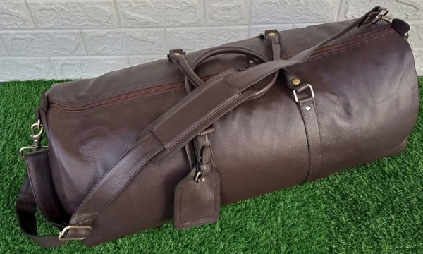 This stylish leather holdall bag is the perfect companion for long trips, with an over head compartment, you have plenty of space to store your essentials.