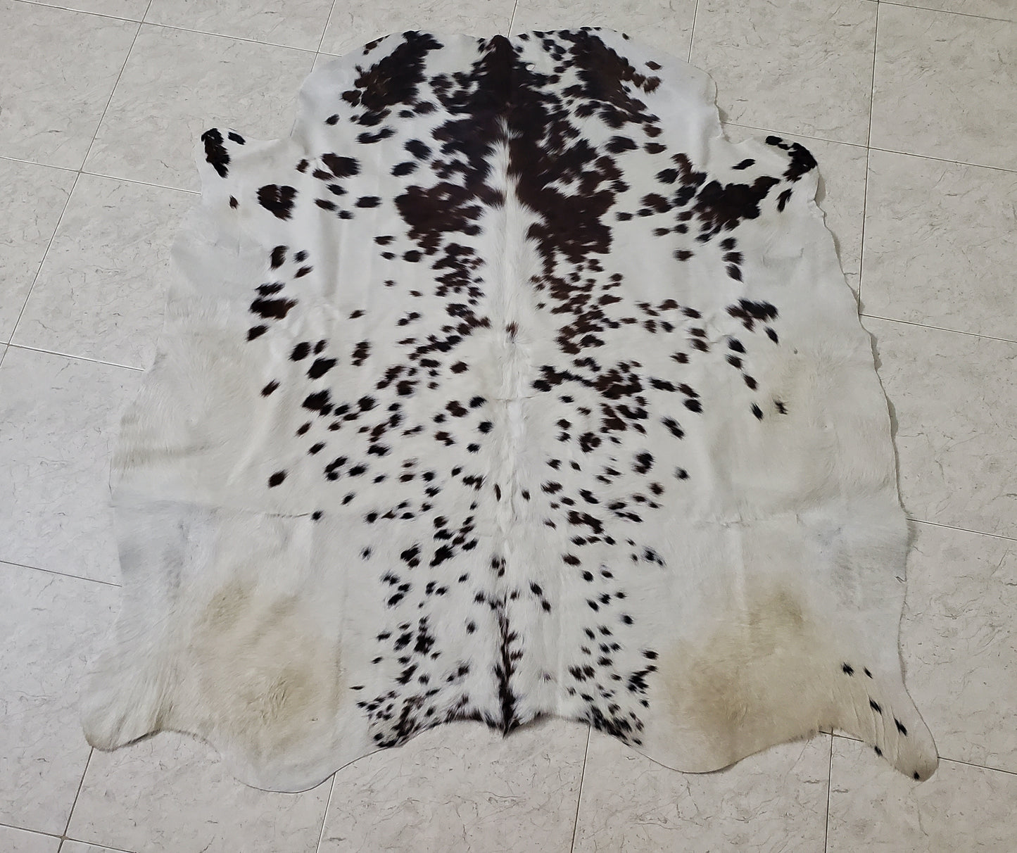 A luxurious extra small cowhide rug, add to your boho living room, it will give a touch of western decor, comes with natural stamps or branding marks 