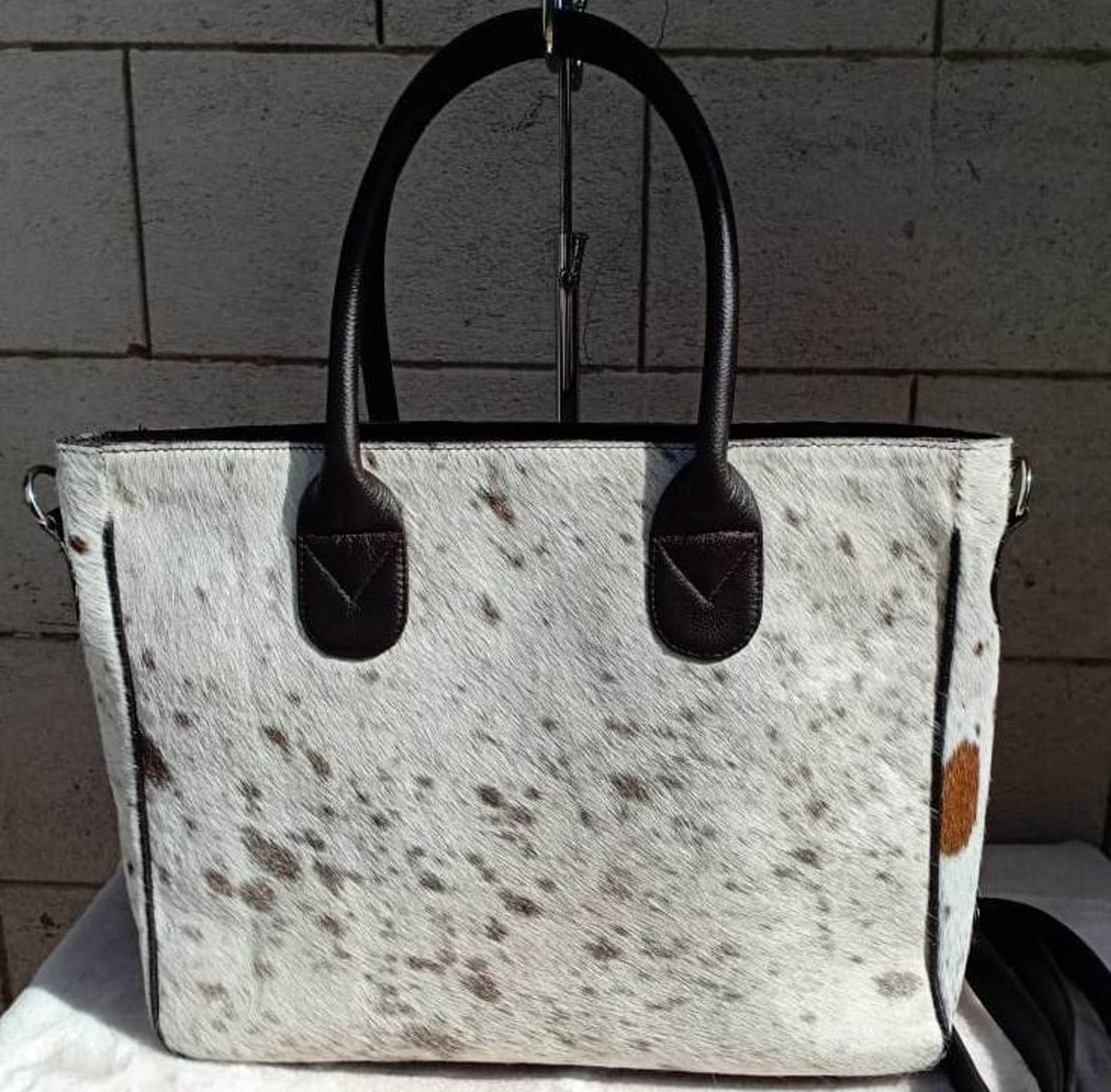 This luxurious cowhide tote bag is a must-have accessory to upgrade any wardrobe! Crafted from unique leather, this stylish bag will make a statement wherever it goes.