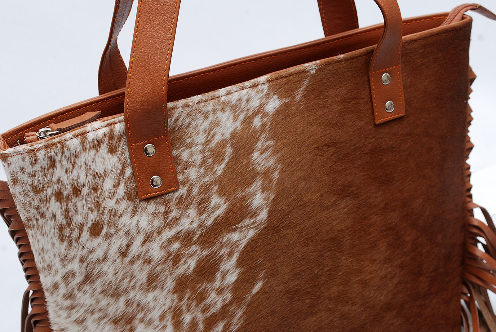 The supple leather material and 100% real cowhide of this fashionable handbag ensures long lasting durability while still maintaining its beauty. Its design with a zipper and internal pockets allows ease of access, comfort and extra space to store all the essentials needed for a day out or an overnight stay.