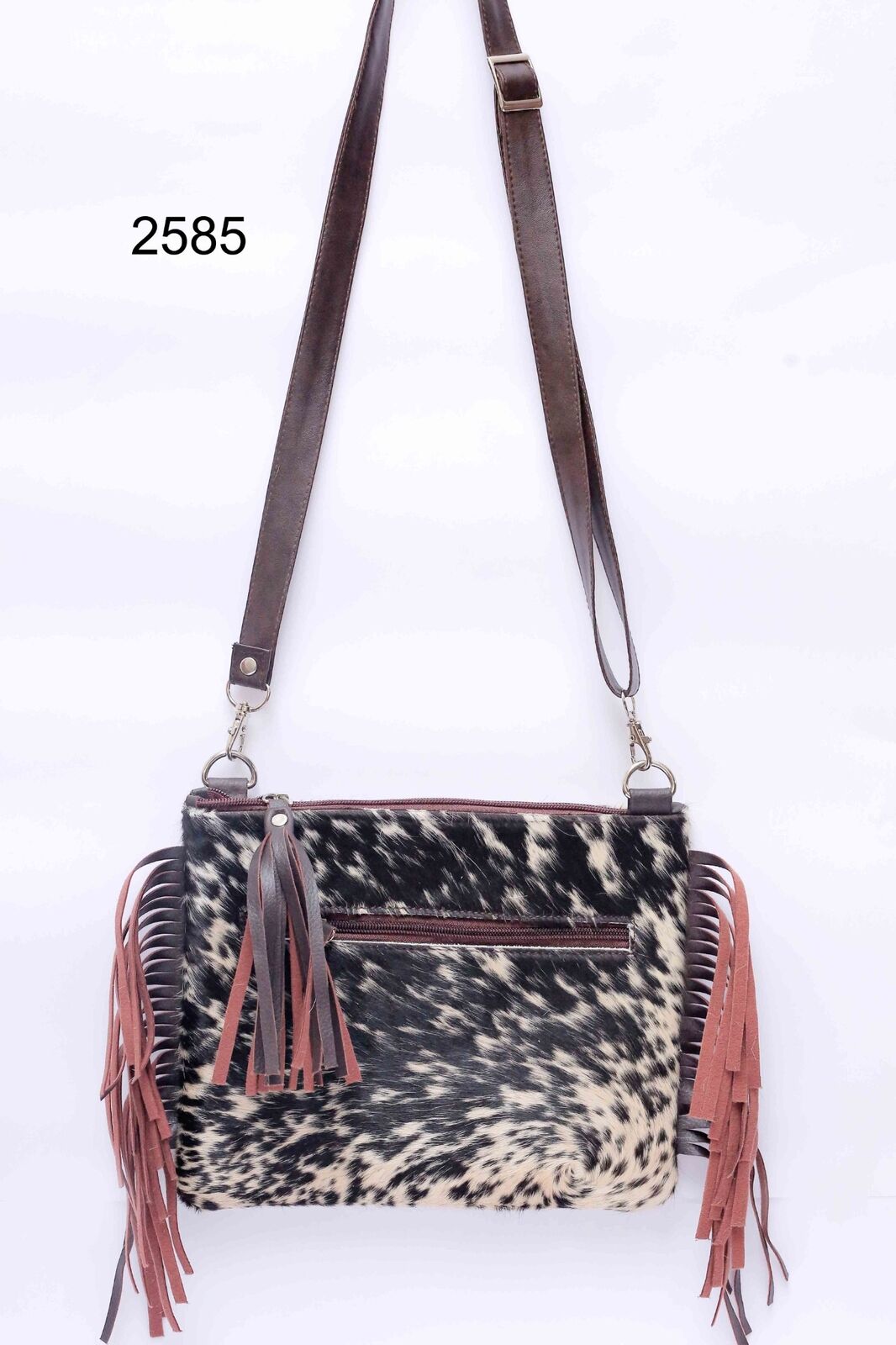 This evening cowhide bag adds a touch of glamour to any look. Our crossbody bag for women is perfect for special occasions, featuring gold accents and a striking silhouette.