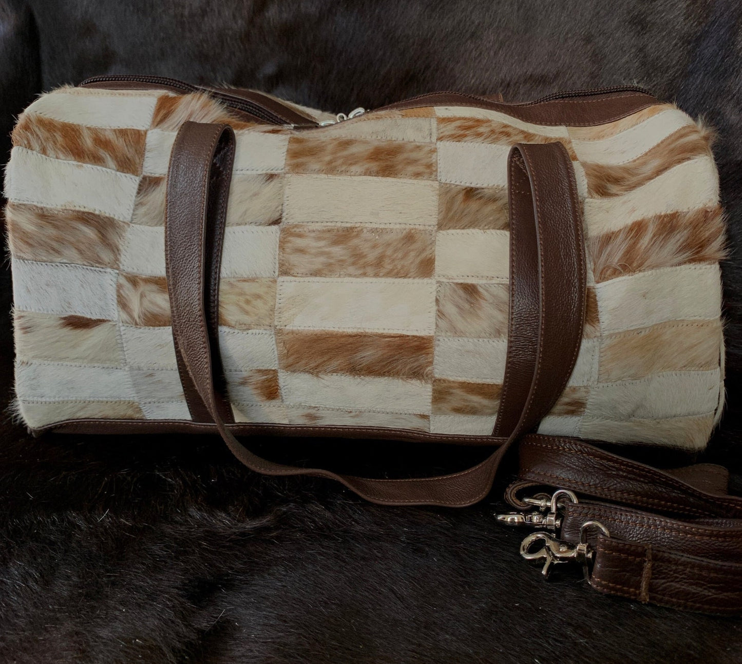 Explore the world with confidence with this cowhide duffle bag, your reliable companion for all your expeditions.