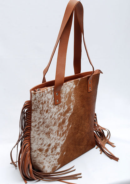 This cowhide purse is designed with fashion in mind while being practical at the same time. It is suitable for both casual occasions and formal events making it ideal for a night out or weekend away.