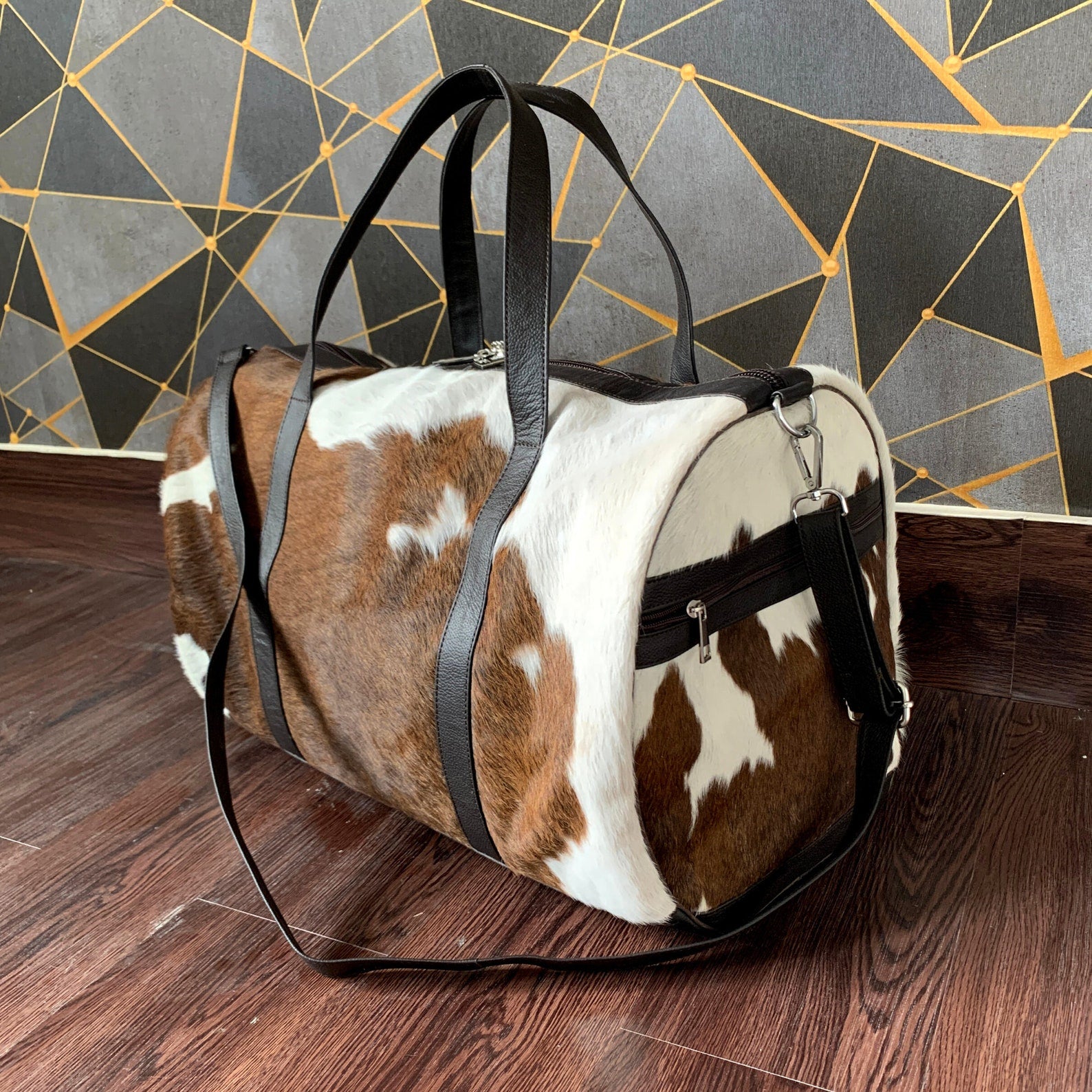 Get organized with our spacious cowhide duffle bag. Practical choice.