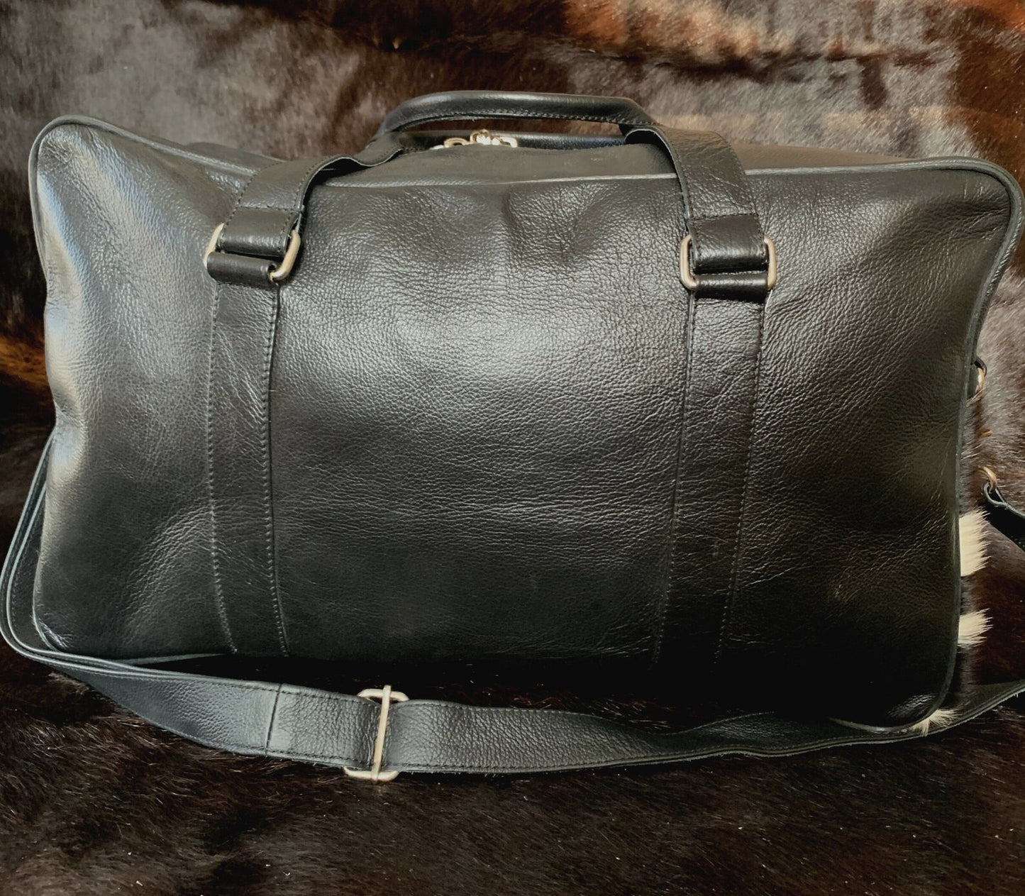Define your journey with this cowhide duffle bag, a reflection of your adventurous spirit and penchant for refined craftsmanship.