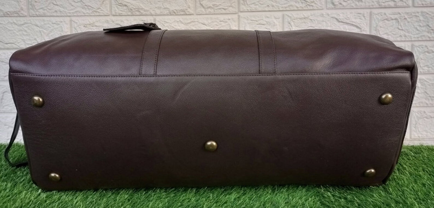 This sleek and stylish leather holdall bag is the perfect companion for long trips and journeys. With an over head compartment, you have plenty of space to store your essentials while looking fashionable.