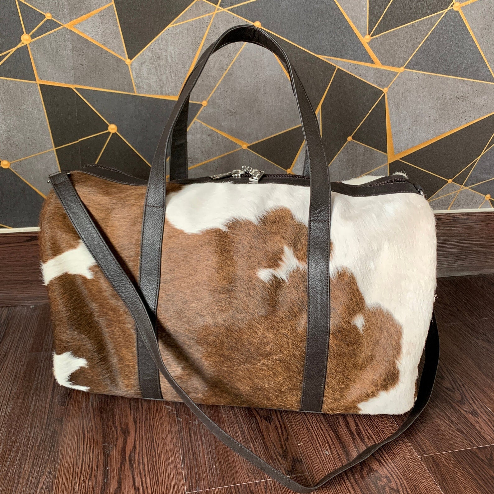  Stylish yet sturdy cowhide duffle bag for your travels. Timeless appeal.