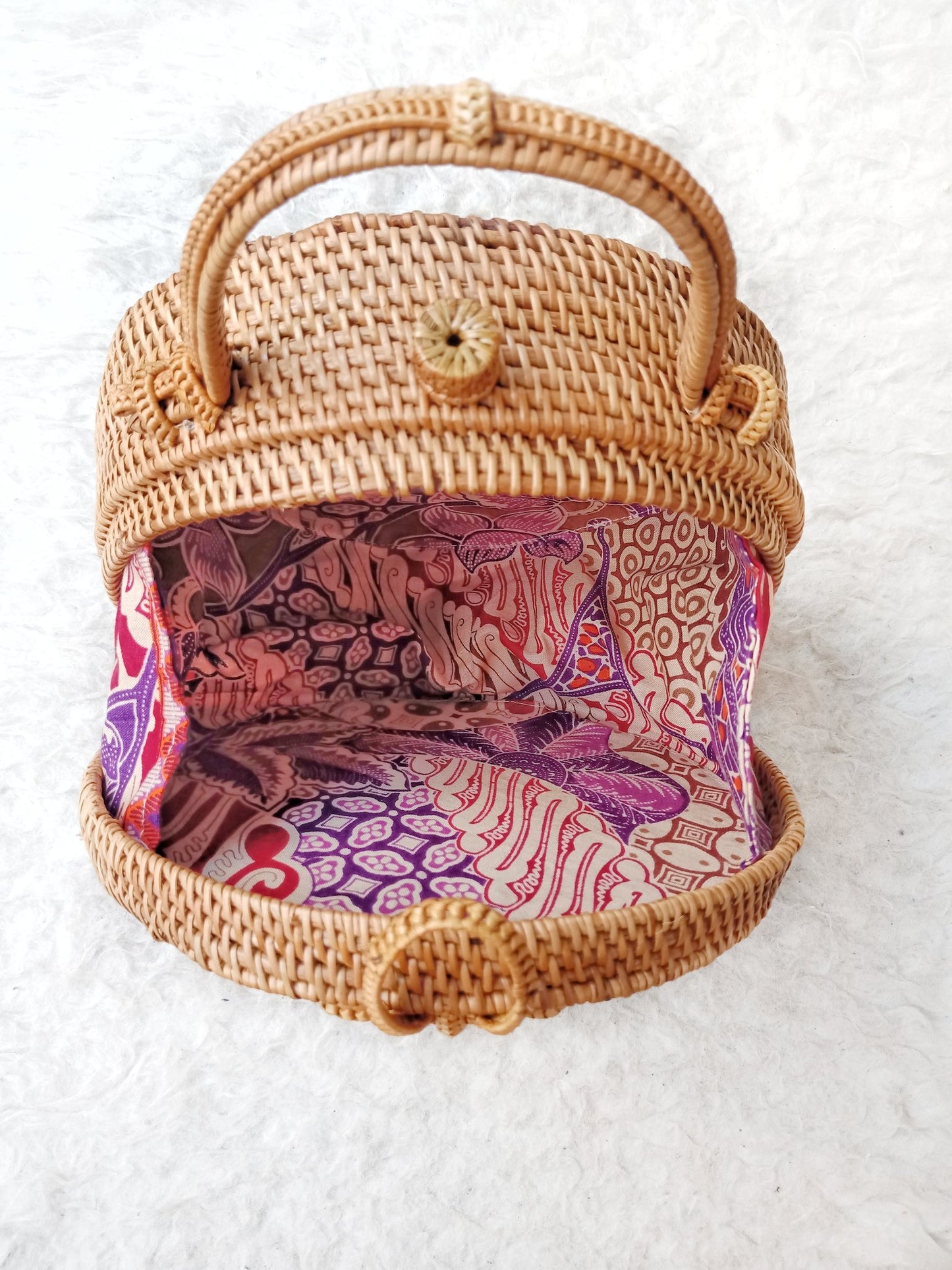 Elevate your style with our Flores round rattan handbag, a perfect blend of functionality and fashion-forward design. Embrace the charm of this trendy accessory.
